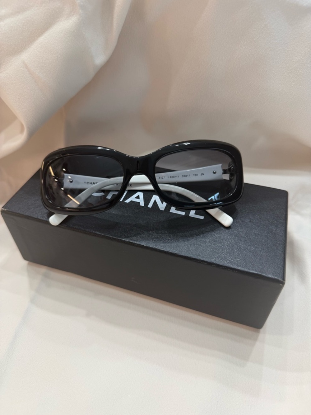 Chanel Camellia Sunglasses – Black Frame with CC Logo - Picture 3 of 14